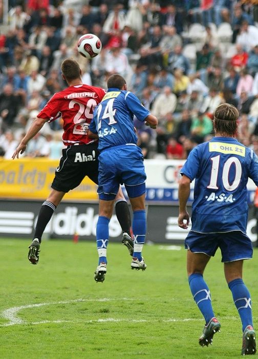 Hlavičkový souboj "čtyřiadvacítek" - Radek Bukač (Viktoria Žižkov) a Petr Pavlík (1.FC Brno). | Foto: Tomáš Adamec, Aktuálně.cz