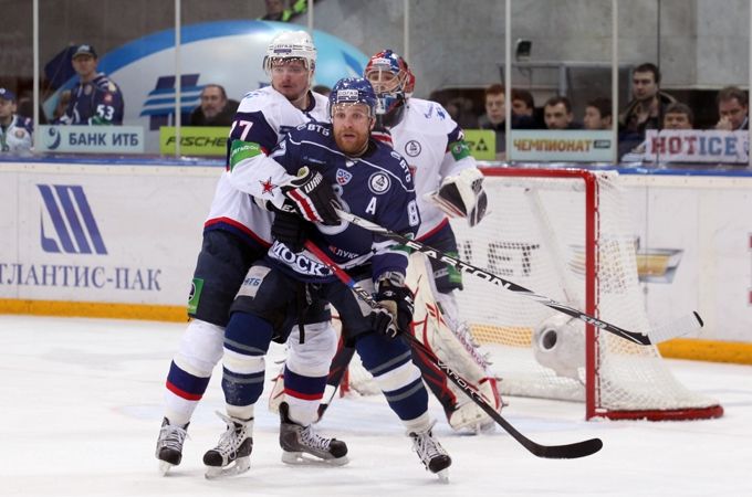 Vjačeslav Kozlov - Devětatřicetiletý veterán odehrál svá nejlepší léta v NHL, kde si svými výkony vysloužil pověst fantastického hráče. V zámoří odehrál víc než tisícovku utkání, ve kterých táhl Detroit, Buffalo a hlavně Atlantu. Na konci kariéry se rozhodl pro návrat do vlasti a loni s Dynamem Moskva oslavil zisk Gagarinova poháru. Před sezonou přestoupil do Jaroslavli. | Foto: www.dynamo.ru