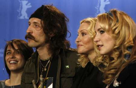 Madonna na Berlinale spolu s herci (po její pravé straně ukrajinský zpěvák Eugene Hutz) představila svůj režijní debut Filth and Wisdom | Foto: Reuters