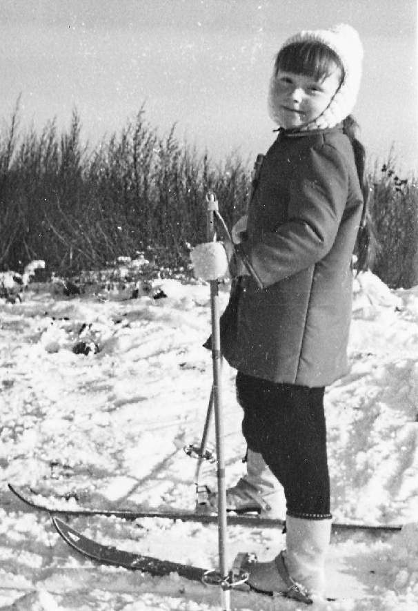 Lyžování na kopci za chalupou. Foto z roku 1973. | Foto: Jitka Peterková