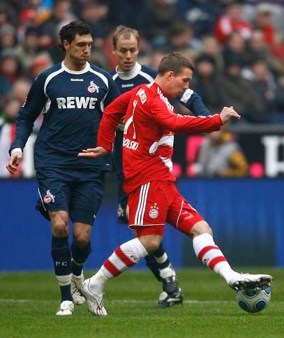 Podolski ještě v dresu Bayernu. Od léta bude kopat za soupeře z Kolína | Foto: Reuters