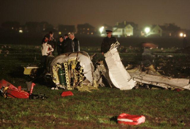 Policejní vyšetřovatelé na místě havárie českého charterového letadla poblíž ukrajinského Kyjeva | Foto: Reuters