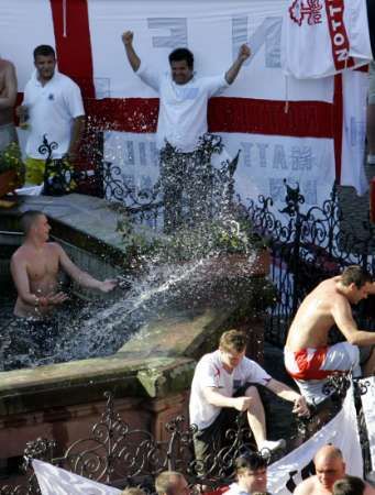 Angličtí fanoušci oslavují ve Frankfurtu vítězství svého týmu nad Paraguayí. | Foto: Reuters