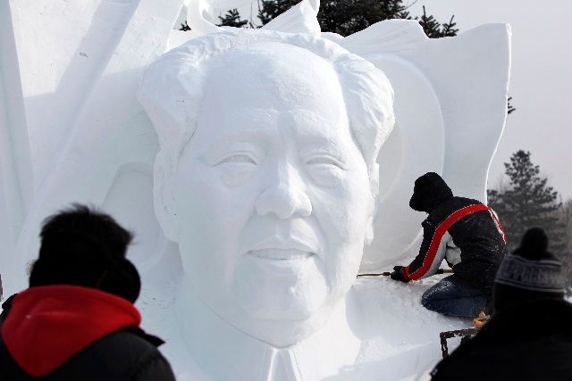 Ledový Mao Ce-tung. | Foto: Reuters