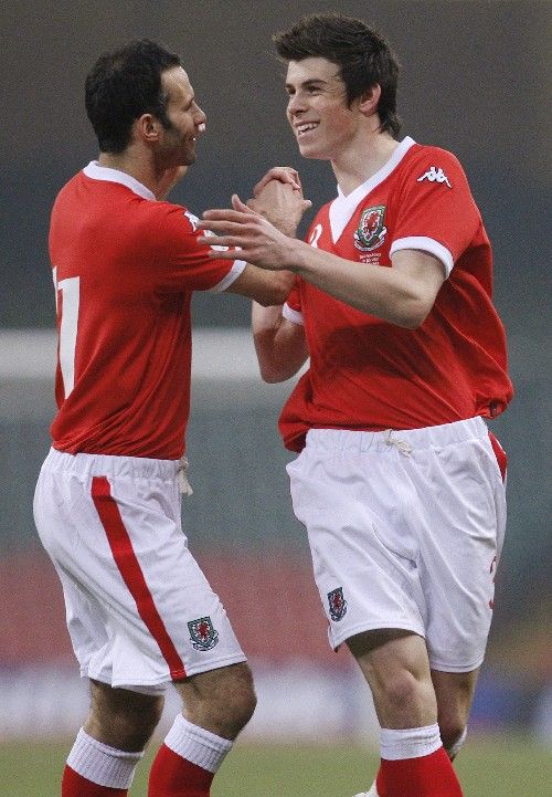 Gareth Bale (vpravo) z týmu Walesu se se svým spoluhráčem Ryanem Giggsem raduje z gólu do sítě San Marina v kvalifikačním zápase o EURO 2008. | Foto: Reuters