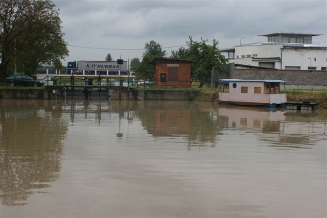 Voda zaplavila také plavební komory na Baťově kanálu, lodě nejezdí | Foto: Tomáš Fránek