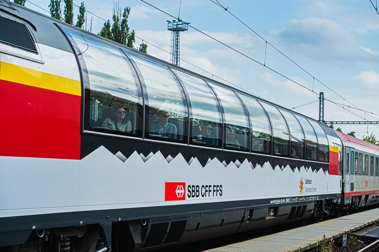 En train panoramique à travers la République tchèque.  Les chemins de fer suisses le diffusent régulièrement