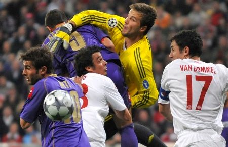 Brankář Bayernu Mnichov Michael rensing řeší v utkání Ligy mistrů ošemetnou situaci před svoji brankou. | Foto: Václav Rojík