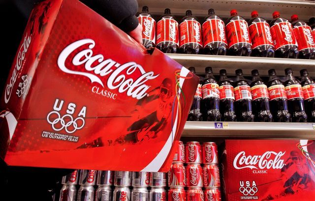 Americké společnosti Coca-Cola Co. klesl čistý zisk v posledním čtvrtletí minulého roku na 864 milionů dolarů, když ve stejném období předchozího roku dosáhl 1,2 miliardy. | Foto: Reuters