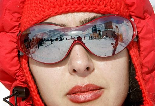 Íránská dívka pozoruje lyžaře, kteří se vydali za sportem do Dizinu, lyžařského centra vzdáleného 40 kilometrů severně od Teheránu. | Foto: Reuters