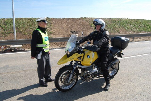 Motorkář trpělivě čekal, aby mohl být mezi prvními | Foto: Radek Pecák