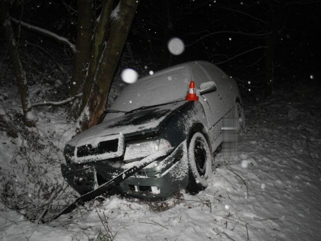 V Těšicích havaralovala octavie, když se snažila vyhnout protijedoucímu vozidlu. Řidič nezvládl řízení a skončil v příkopu. | Foto: Aktuálně.cz, Policie ČR