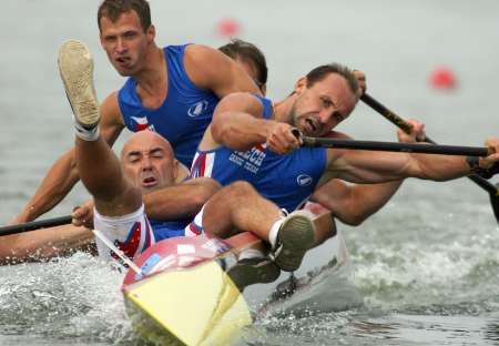 Česká čtyřkanoe Petr Procházka, Petr Fuksa, Petr Netušil a Jan Břečka finišuje ve finále závodu MS na 200 metrů v Szegedu. | Foto: Reuters