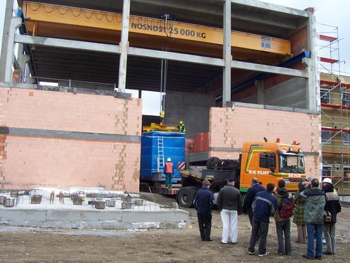 Přívěs s tokamakem couvá do haly v Ústavu fyziky plazmatu. | Foto: Josef Tuček