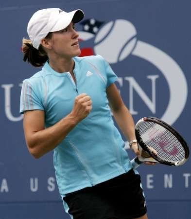 Belgičanka Justine Henin-Hardenneová slaví triumf nad Marií Elenou Camerinovou z Itálie v prvním kole US Open. | Foto: Reuters