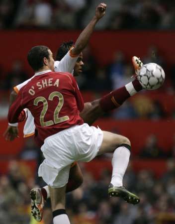 John O'Shea (vlevo) z Manchesteru United a Mancini (vpravo) ve vzdušném souboji v odvetě čtvrtfinále Ligy mistrů. | Foto: Reuters