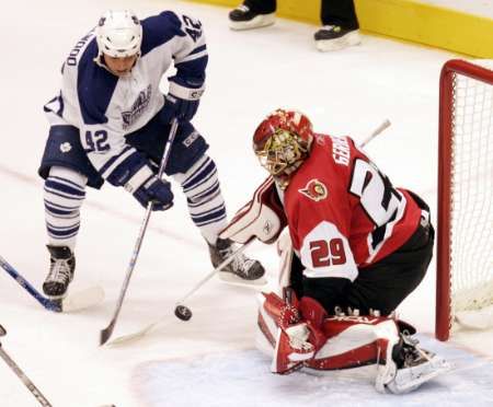 Ottawský gólman Martin Gerber (vpravo) kryje pokus Kyle Wellwooda z Toronta. | Foto: Reuters