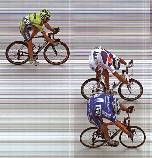 O vítězství Cedria Vasseura (dole) v desáté etapě Tour de France rozhodla až cílová fotografie. Druhý skončil Sandy Casar a třetí dojel Michael Albasini (vlevo). | Foto: Reuters