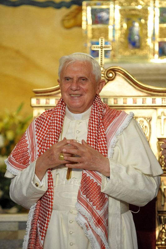 Benedikt XVI. v tradiční arabské kufíje. | Foto: Reuters