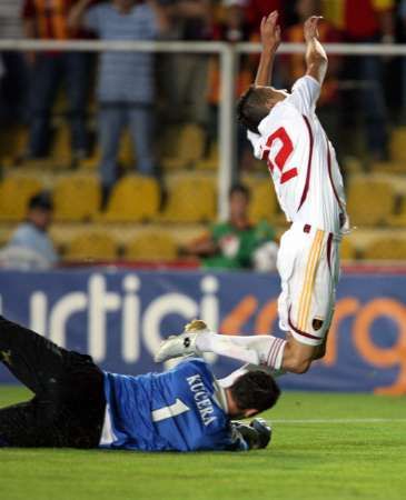 Boleslavský brankář Pavel Kučera fauluje Sašu Iliče z Galatasaray Istanbul. | Foto: Reuters