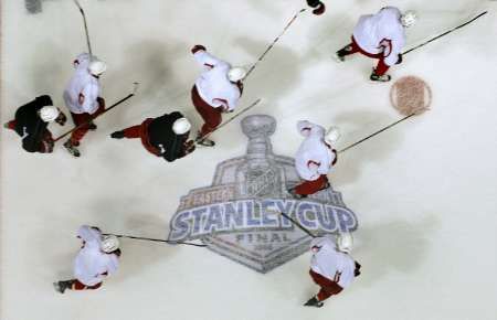 Hokejisté Caroliny přejíždějí při tréninku přes logo Stanley Cupu, o nějž v letošním finále bojují s Edmontonem. | Foto: Reuters