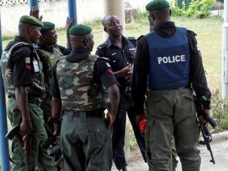 Nigérijští policisté v Port Harcourtu | Foto: Reuters