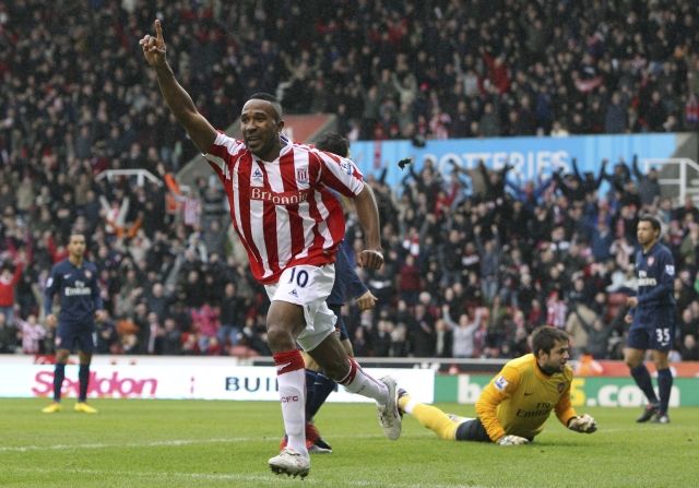 Ricardo Fuller dvěma brankami vyřadil Arsenal z FA Cupu. | Foto: Reuters