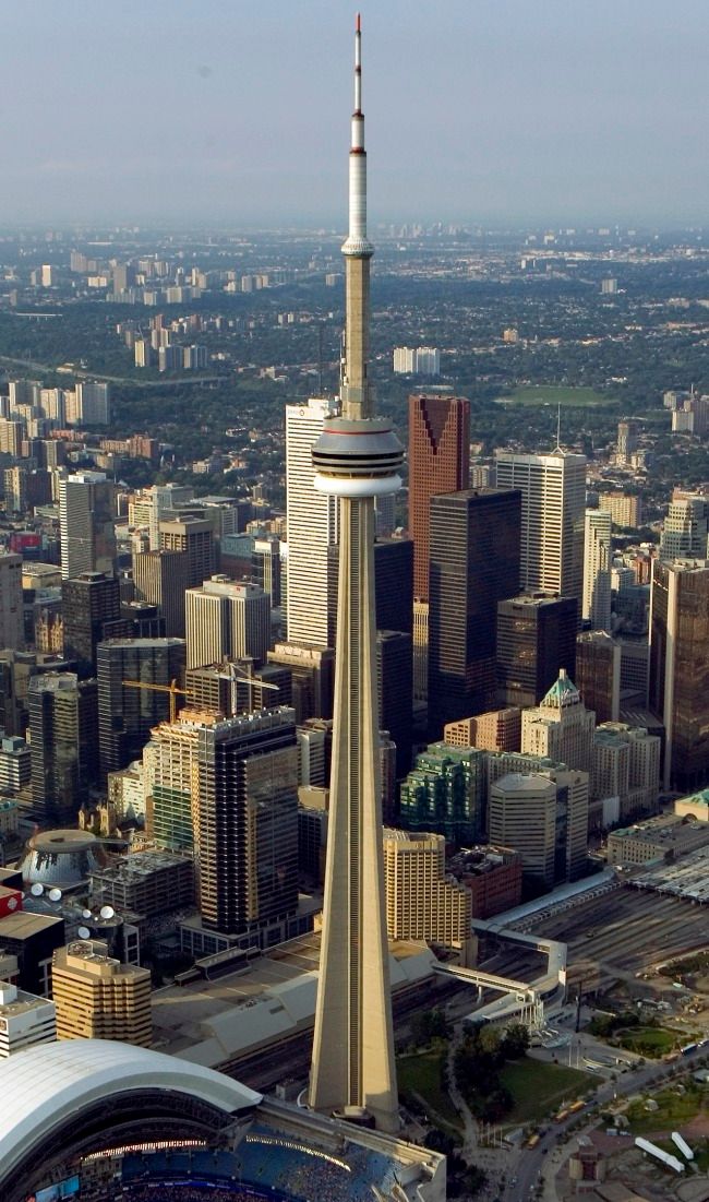 Druhá skončila Kanada. Na snímku CN Tower v Torontu. | Foto: Reuters