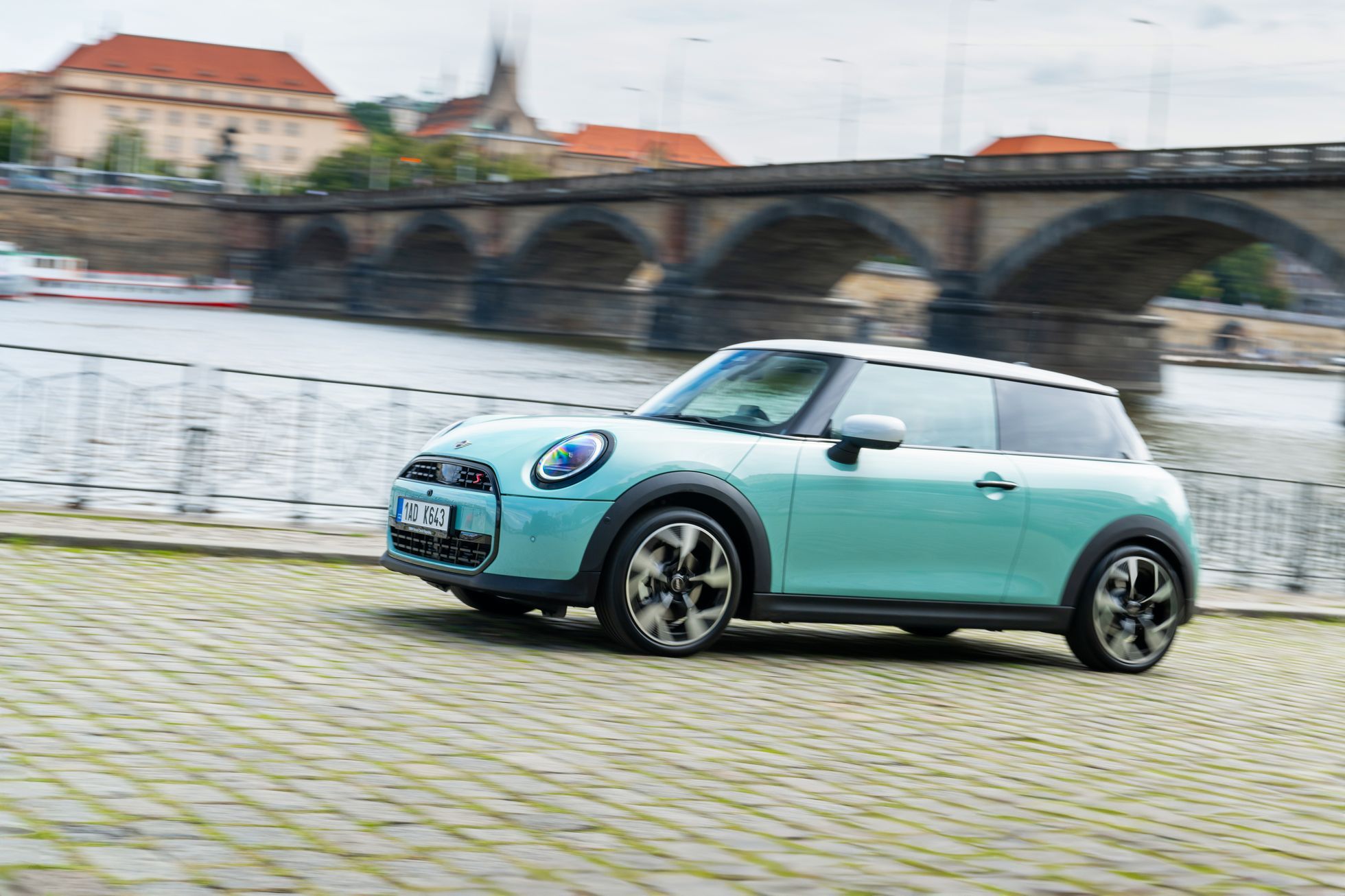 Is it better for electricity or gasoline? The new Mini has a little bit of everyone and can deceive with its body | Currently.cz