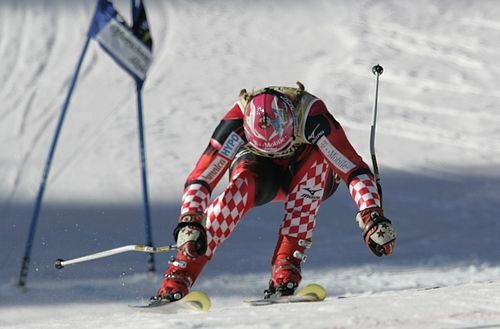 Chorvatská lyžařka Janica Kosteličové v předklonu protíná cílovou čáru druhého kola závodu SP v obřím slalomu v Ofterschwangu. | Foto: Reuters