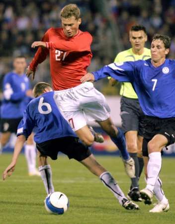 Ruský fotbalista Alexej Berezuckij (v červeném) uniká dvojici estonských obránců v kvalifikačním utkání o ME 2008. | Foto: Reuters