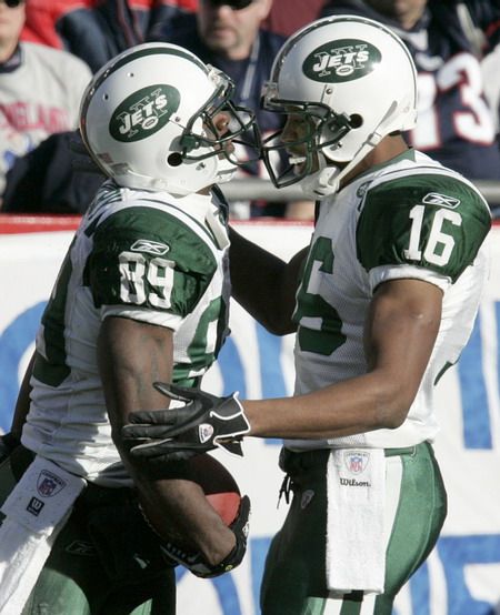 Jerricho Cotchery (vlevo) z New Yorku Jets slaví se spoluhráčem Bradem Smithem touchdown v zápase s New England Patriots. | Foto: Reuters