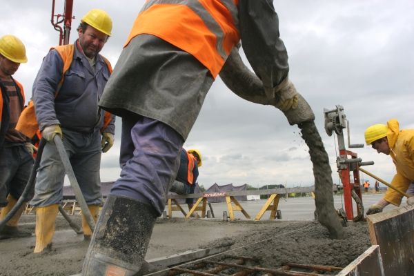 Jednoho si nejde nevšimnout. Za slupkou fórků a nadávek tyhle chlapy tvrdá práce prostě baví. | Foto: Karel Toman