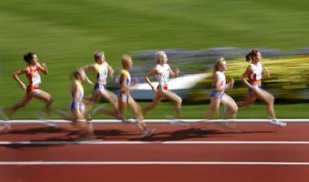 Atletky bojují v semifinále běhu na 1500 m. | Foto: Reuters