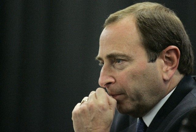 Komisionář NHL Gary Bettman na tiskové konferenci v O2 Areně. | Foto: Reuters