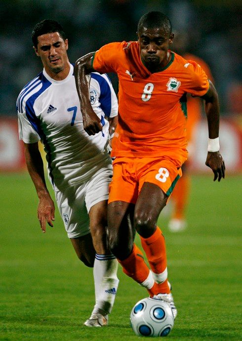 Salomon Kalou uniká Kayalovi z Izraele | Foto: Sport