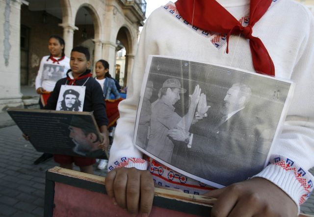 Kubánští pionýři s fotografiemi Fidela Castra a Che Guevary. | Foto: Reuters