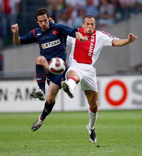 Slávista David Kalivoda (vlevo) v souboji s Johnem Heitingou z Ajaxu Amsterdam. | Foto: Reuters