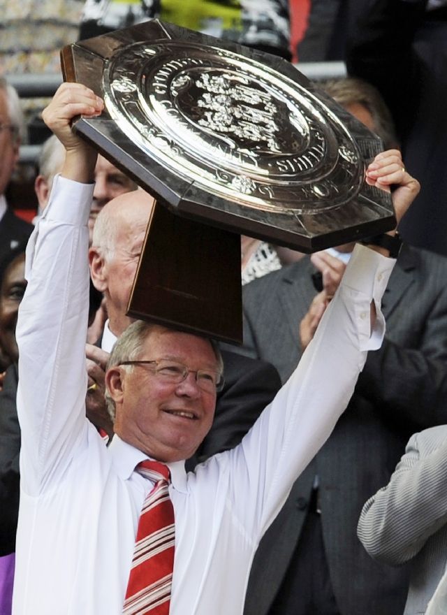 Community Shield 2010, tedy v podstatě anglický superpohár, zvedl Ferguson nad hlavu hned desetkrát. | Foto: Reuters