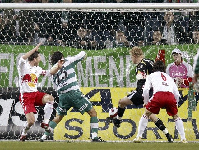 Český fotbalista Marek Kincl z Rapidu Vídeň (druhý zleva) střílí gól do branky Timo Ochse ze Salcburku. Vlevo Thomas Linke, vpravo Niko Kovač. | Foto: Reuters