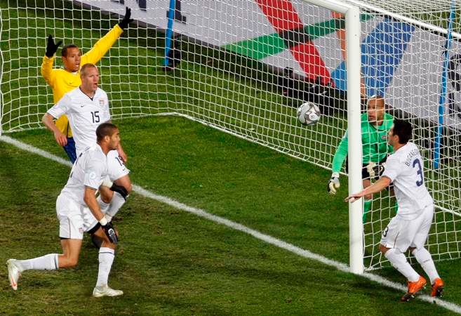 Luis Fabiano střílí gól do sítě USA. | Foto: Reuters