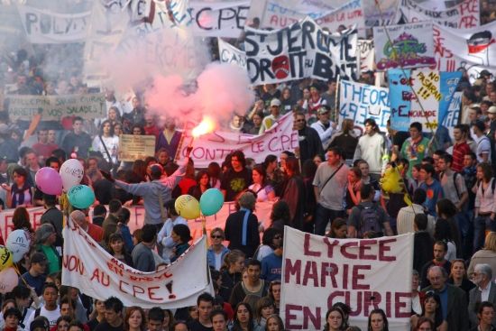 Protesty proti vládnímu plánu na liberalizaci pracovní legislativy pro mladé místy připomínají happening. Neúčastní se jich jen vysokoškolští studenti, ale i středoškoláci. | Foto: Reuters