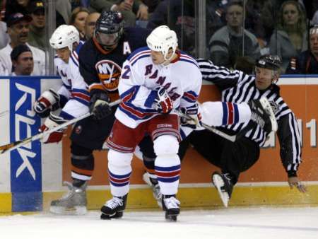 Rozhodčí Thor Nelson odnesl srážku Denise Grebeškova a Martin Straka s centerem Islanders Mikem Yorkem. | Foto: Reuters