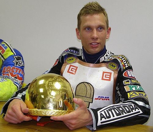 Andreas Jonsson s trofejí pro vítěze 59. ročníku Zlaté přilby. | Foto: Radek Vičík