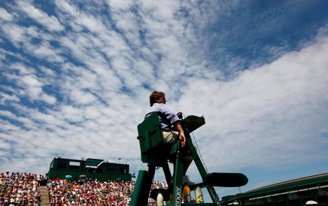 I dnešní zápasy na anglickém Wimbledonu doprovázala netradiční vedra. | Foto: Reuters