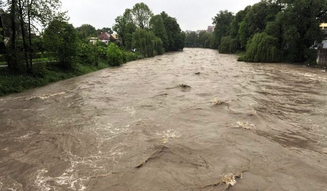 V Moravskoslezském kraji stoupaly 16. května hladiny řek. Na snímku z Českého Těšína je řeka Olše na 3. stupni povodňové aktivity. | Foto: ČTK