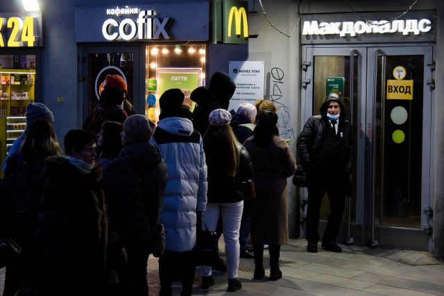 Ruská armáda vraždí na Ukrajině a Rusům je líto hamburgeru... Fronta před moskevskou provozovnou Mc Donald's poté, co firma oznámila sankční uzavření svých restaurací. | Foto: ČTK/ZUMA/Vlad Karkov