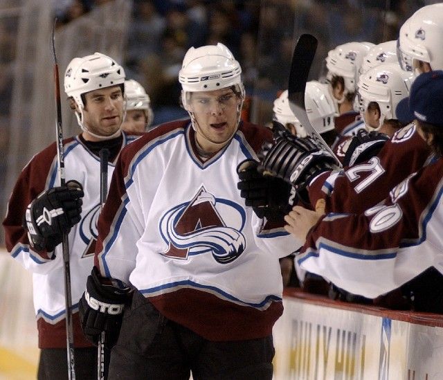 Paul Stastny z Colorada se raduje se svými spoluhráči z gólu v zápase NHL proti Buffalu. | Foto: Reuters