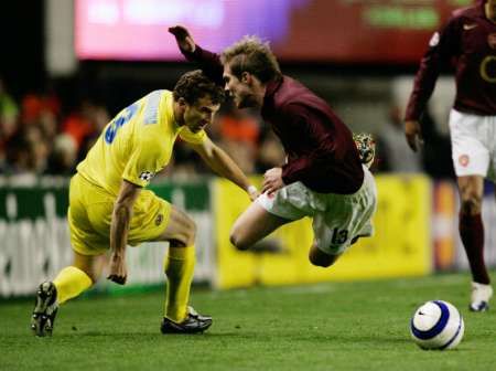 Alexander Hleb z Arsenalu je faulovaný hráčem Villarrealu Rodolfem Arruabarrenou. | Foto: Reuters