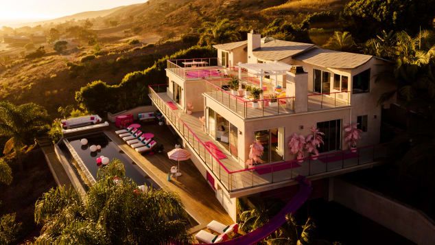 Barbie dům nabízí ubytování pro všechny fanynky. Má bazén, klouzačku a výhled na oceán. | Foto: Airbnb